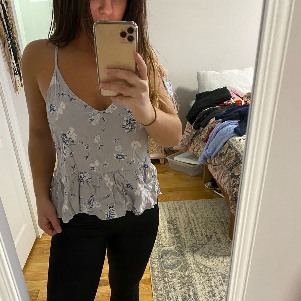 Super cute grey floral tank top!
